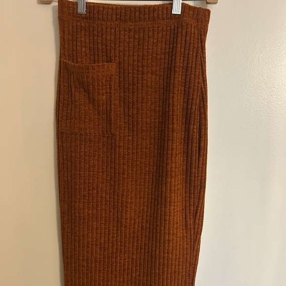 Ribbed Knit Midi Skirt - Picture 1 of 4
